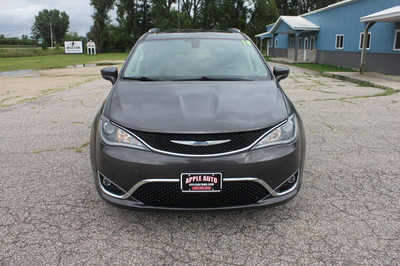 2018 Chrysler Pacifica, $15999. Photo 3