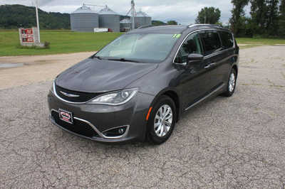 2018 Chrysler Pacifica, $15999. Photo 1