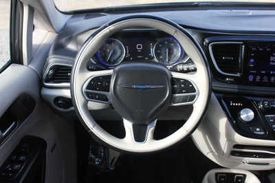 2017 Chrysler Pacifica, $9999. Photo 11