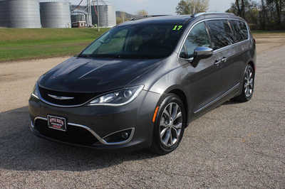 2017 Chrysler Pacifica, $9999. Photo 2