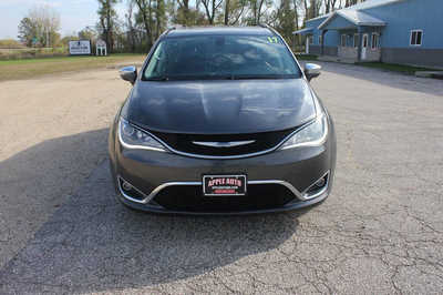 2017 Chrysler Pacifica, $9999. Photo 3