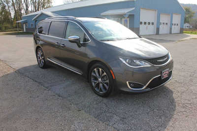 2017 Chrysler Pacifica, $9999. Photo 4