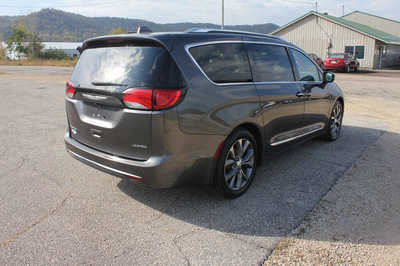 2017 Chrysler Pacifica, $9999. Photo 6
