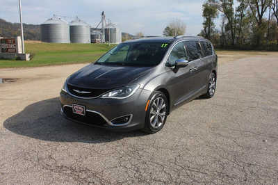 2017 Chrysler Pacifica, $9999. Photo 1