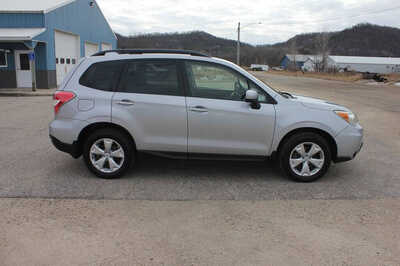 2016 Subaru Forester, $9999. Photo 5