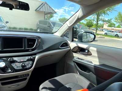 2022 Chrysler Voyager, $25900. Photo 11