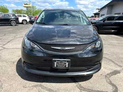 2022 Chrysler Voyager, $25900. Photo 3