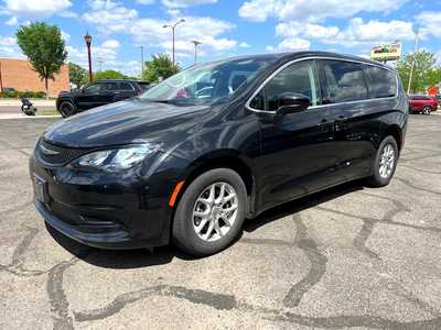 2022 Chrysler Voyager, $25900. Photo 4