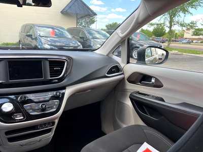 2022 Chrysler Voyager, $25900. Photo 11