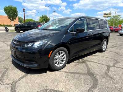 2022 Chrysler Voyager, $25900. Photo 4
