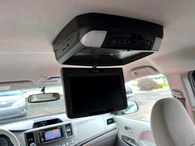 2013 Toyota Sienna, $12500. Photo 11