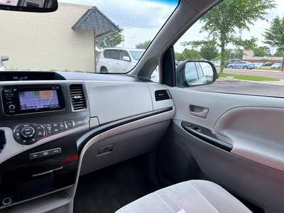 2013 Toyota Sienna, $12500. Photo 12