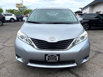 2013 Toyota Sienna, $12500. Photo 3
