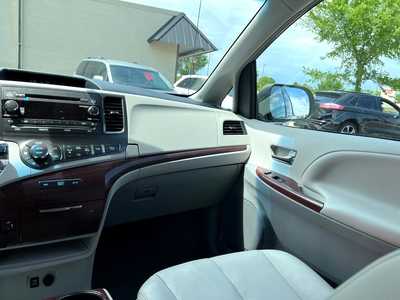 2013 Toyota Sienna, $12900. Photo 11