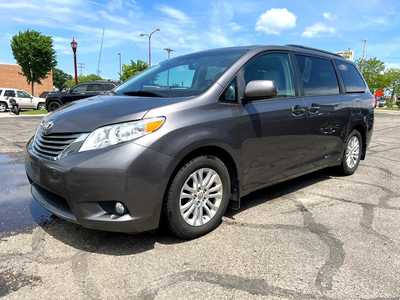 2013 Toyota Sienna, $12900. Photo 4