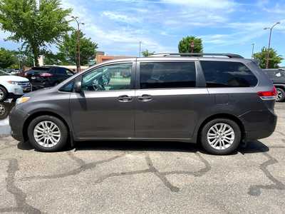 2013 Toyota Sienna, $12900. Photo 5