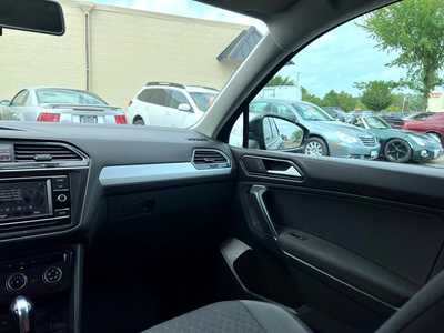 2018 Volkswagen Tiguan, $11900. Photo 10