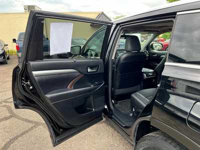 2015 Toyota Highlander, $14900. Photo 9