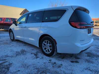 2023 Chrysler Pacifica, $24900. Photo 3
