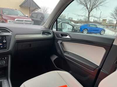 2019 Volkswagen Tiguan, $12900. Photo 11