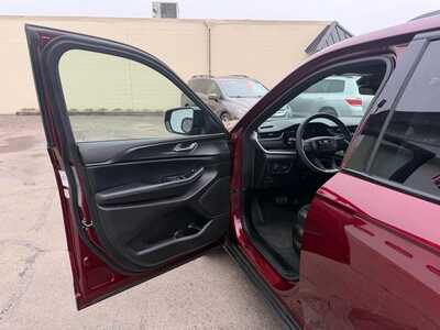 2025 Jeep Grand Cherokee, $36900. Photo 12