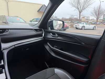 2025 Jeep Grand Cherokee, $36900. Photo 9