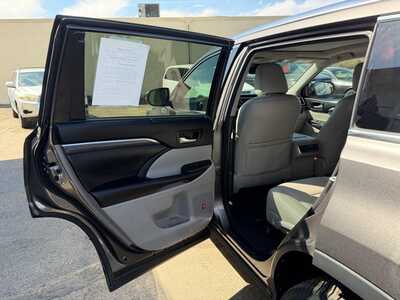 2017 Toyota Highlander, $21600. Photo 6