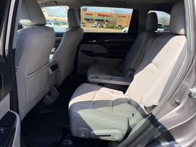 2017 Toyota Highlander, $21600. Photo 7