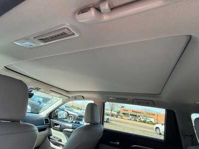 2017 Toyota Highlander, $21600. Photo 8