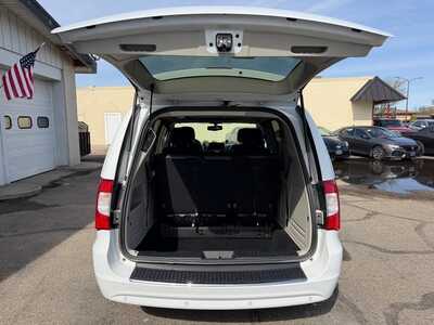 2016 Chrysler Town & Country, $9700. Photo 7