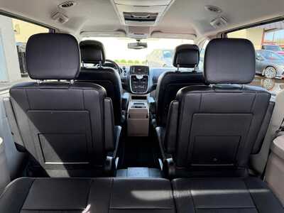 2016 Chrysler Town & Country, $9700. Photo 9