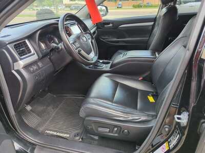 2017 Toyota Highlander, $17700. Photo 10