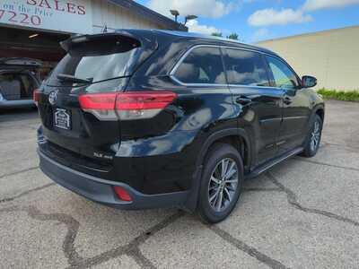2017 Toyota Highlander, $17700. Photo 2