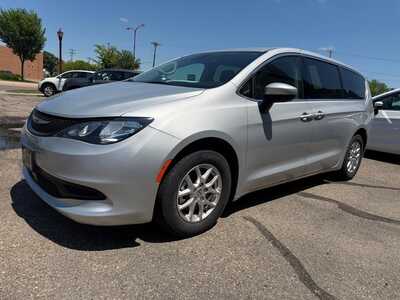 2023 Chrysler Voyager, $22400. Photo 4