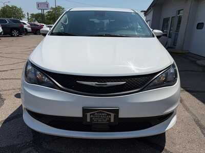 2023 Chrysler Voyager, $22400. Photo 3