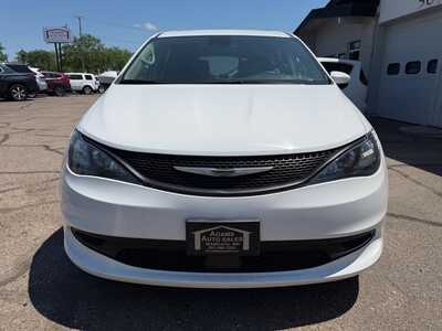 2023 Chrysler Voyager, $22600. Photo 3