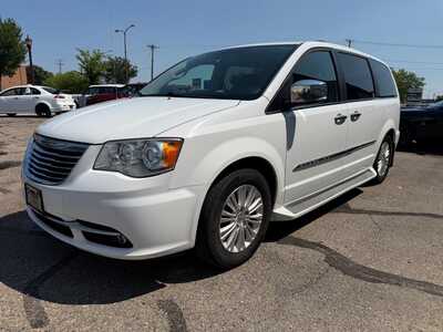 2015 Chrysler Town & Country, $8900. Photo 4
