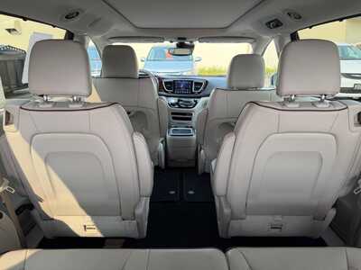 2018 Chrysler Pacifica, $14900. Photo 9