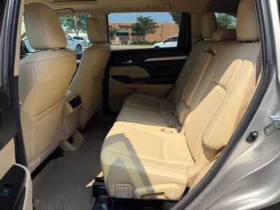 2015 Toyota Highlander, $16900. Photo 11