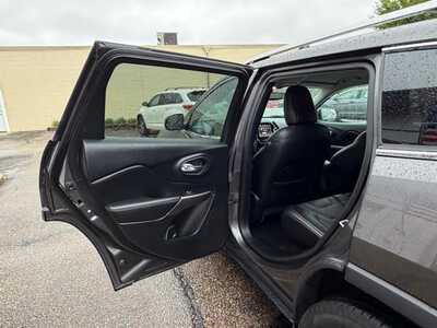2019 Jeep Cherokee, $16700. Photo 8
