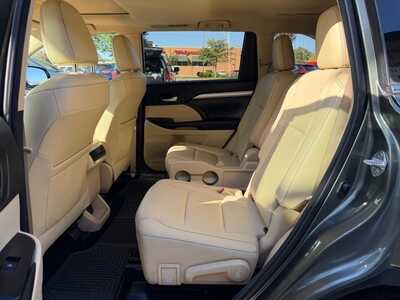 2017 Toyota Highlander, $18900. Photo 11