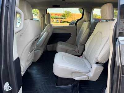 2021 Chrysler Pacifica, $16900. Photo 11