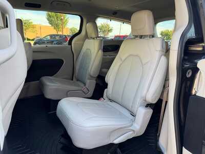 2021 Chrysler Pacifica, $16900. Photo 12