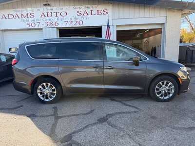 2021 Chrysler Pacifica, $16900. Photo 2