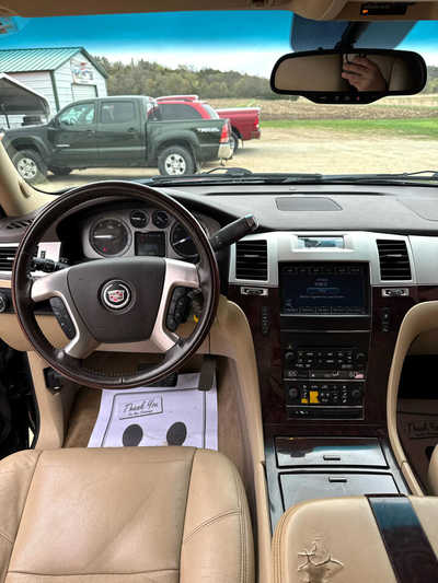 2011 Cadillac Escalade, $10900. Photo 4
