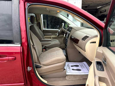 2010 Chrysler Town & Country, $6900. Photo 9