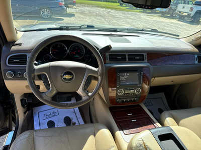 2014 Chevrolet Suburban, $9900. Photo 3