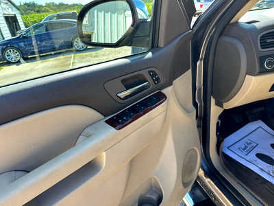 2014 Chevrolet Suburban, $9900. Photo 6