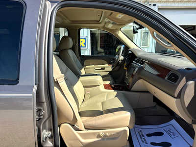 2014 Chevrolet Suburban, $9900. Photo 9