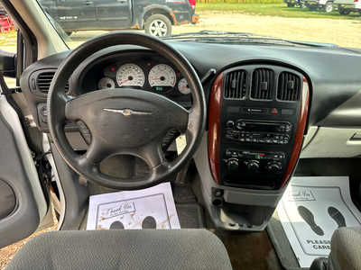 2005 Chrysler Town & Country, $1150. Photo 3